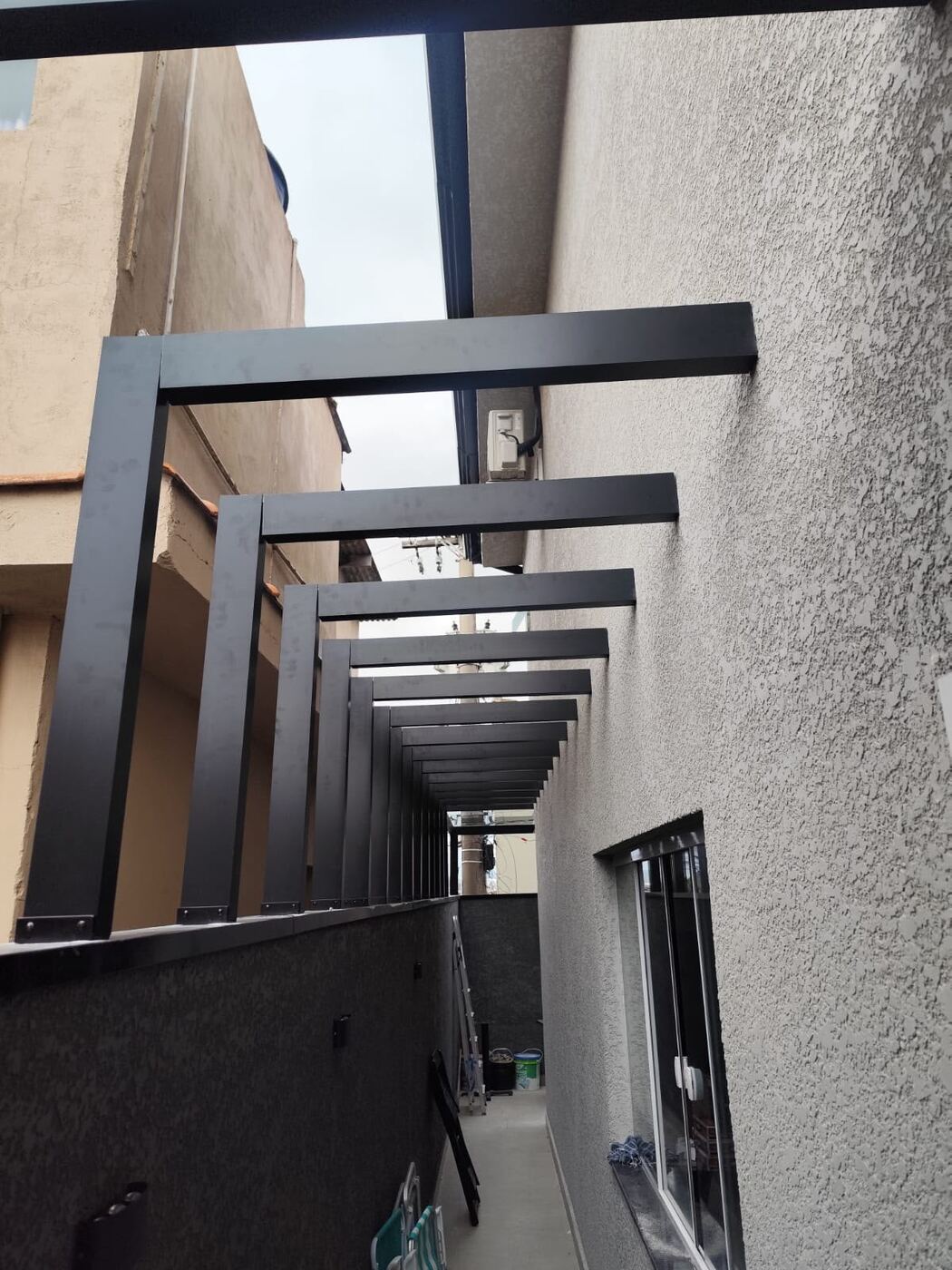Estrutura de alumínio para cobertura em corredor lateral