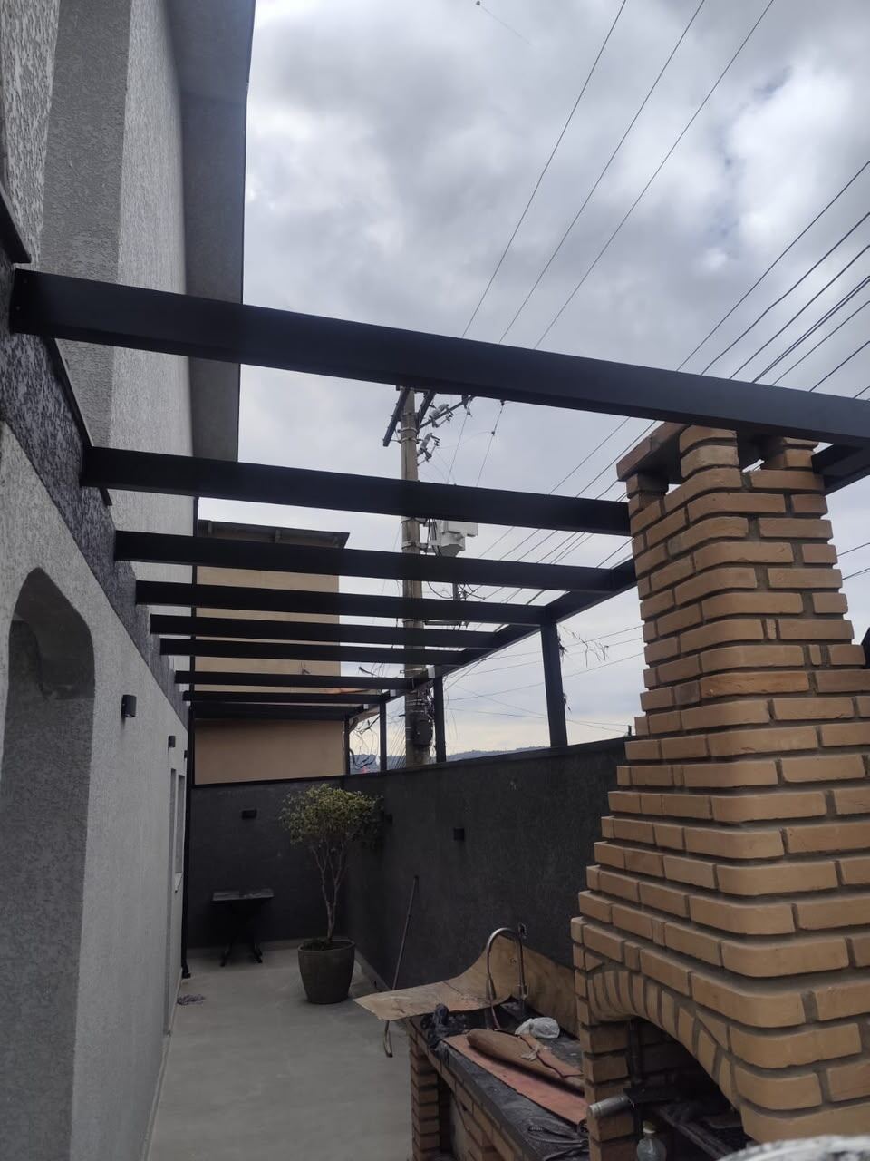 Estrutura de alumínio preto para cobertura de área gourmet