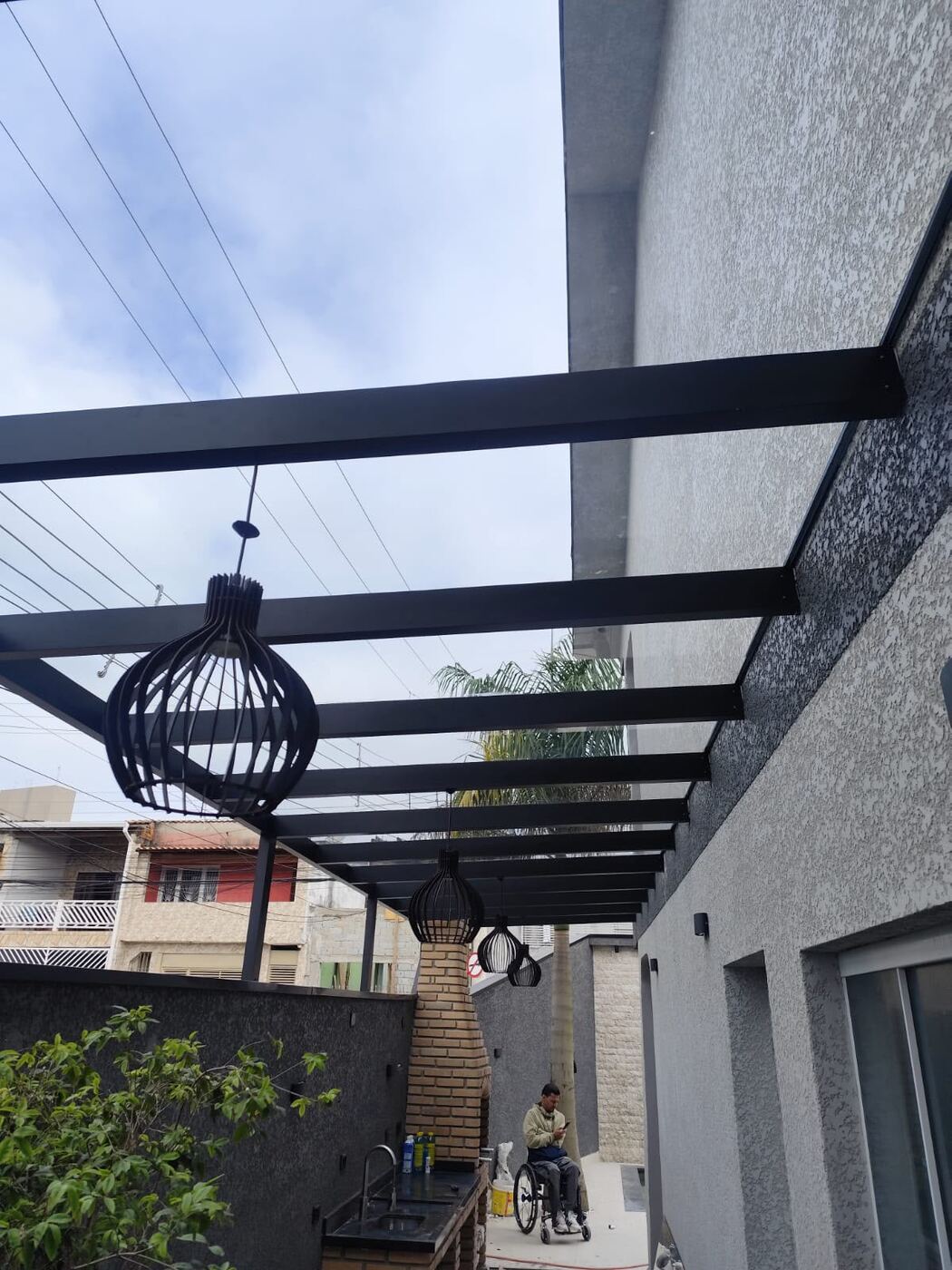 Cobertura de vidro com estrutura de alumínio em área gourmet